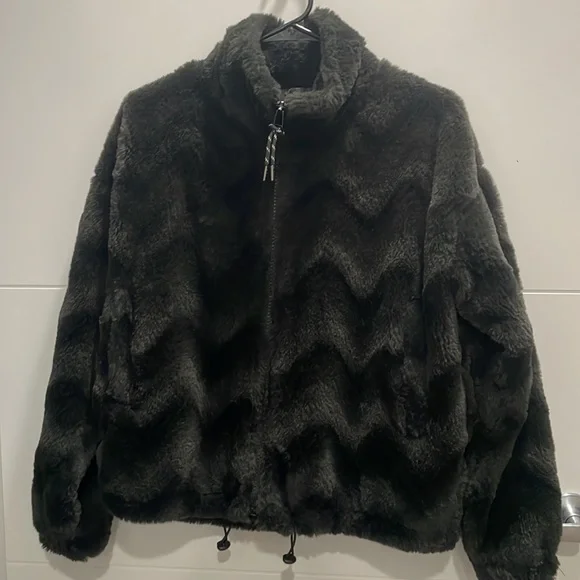 Urban Outfitters Eva Black Faux Fur Coat - Picture 6 of 7